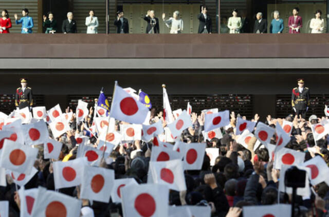 Tūkstančiai Japonijos gyventojų atėjo pasveikinti imperatoriaus Naujųjų metų proga