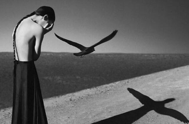 22 metų merginos siurrealistiški autoportretai stebina gilumu