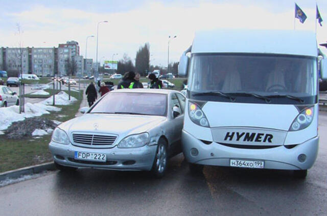 Avarija dviem valandoms užvėrė įvažiavimą į prekybos centrą