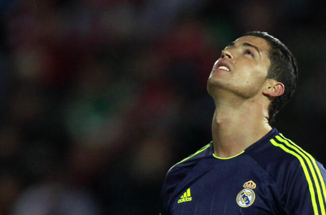 Cristiano Ronaldo priverstas klausytis "Messi, Messi!" ir gimtinėje