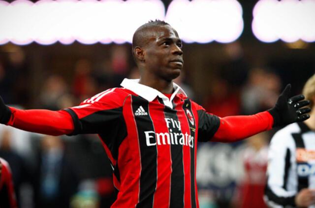 Debiutinėse rungtynėse Mario Balotelli išplėšė dramatišką pergalę "Milan" ekipai