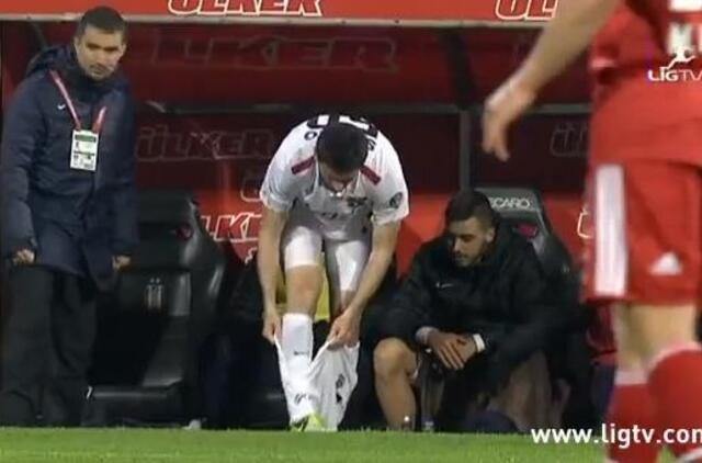 Futbolininkas pamiršo šortus (video)