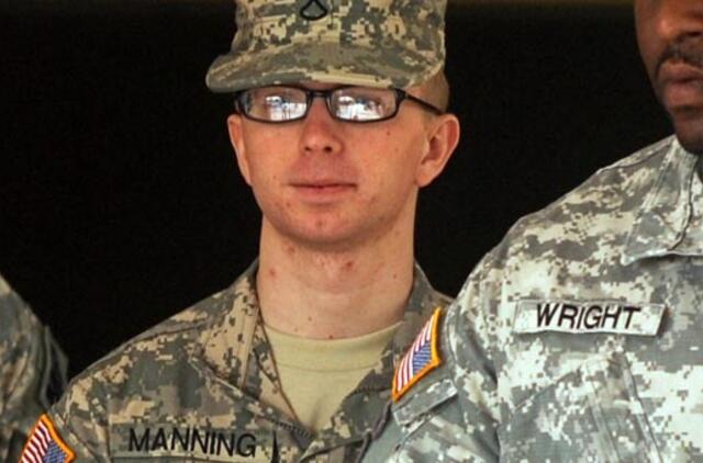 Įtariamasis "WikiLeaks" informatorius Bredlis Meningas pripažino dalį kaltinimų