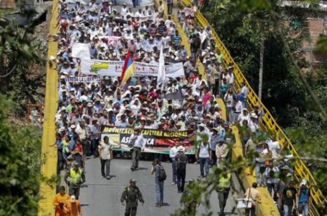 Kolumbijoje į gatves išėję kavos augintojai susirėmė su policija