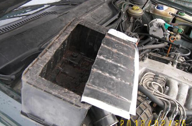 Kontrabandines cigaretes šiaulietė gabeno automobilio akumuliatoriuje