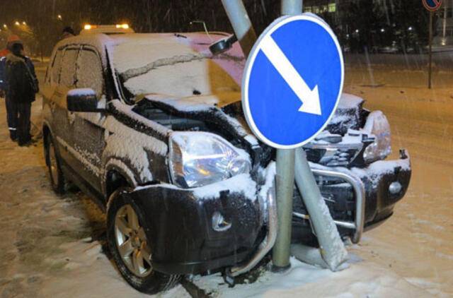 Miegas paryčiais įveikė ir vairuotoją, ir šviesoforą