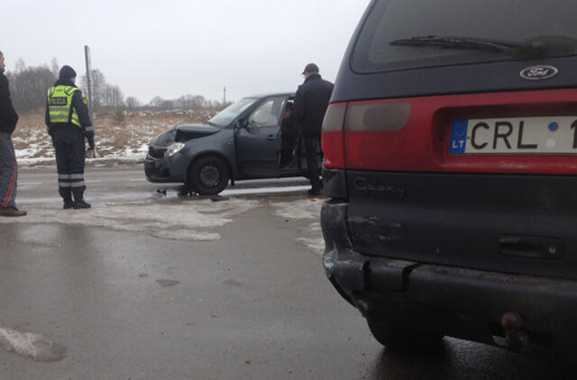 Moteris nesugebėjo aplenkti sukusio automobilio