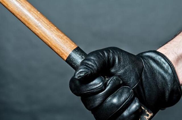 Nuo užpuoliko sutuoktiniai gynėsi medine stalo koja