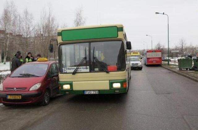 "Pabaidytas" autobusas kliudė stovinčius automobilius