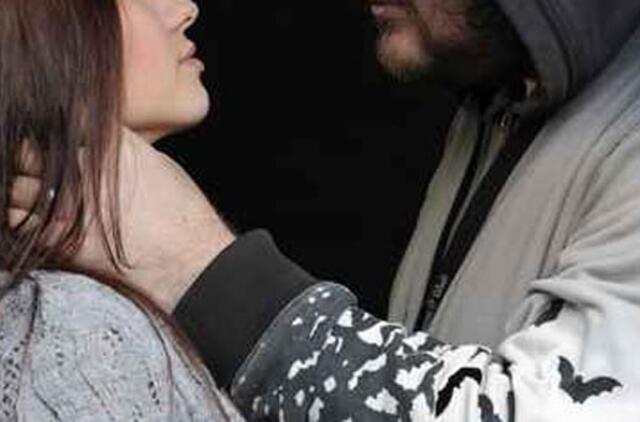 Pagrobė radiją, žvakidę, gėlės stovą, keptuvę, raktus, samtį, peilį...