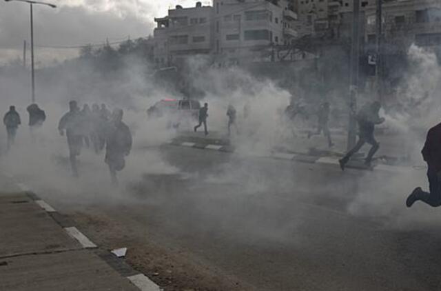 Palestiniečiai protestuotojai Vakarų krante susirėmė su Izraelio kariais