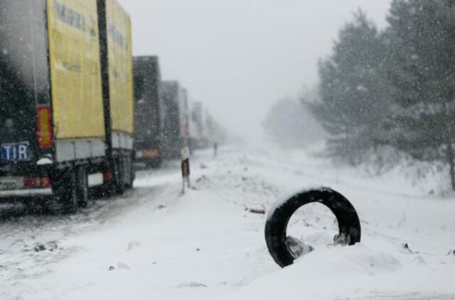 Pasienyje -12 kilometrų vilkikų eilė