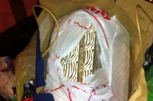 Patikros pabūgęs kontrabandininkas cigaretes išmetė į šiukšlių konteinerį