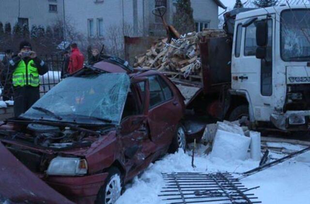 Plytinės gatvėje per avariją byrėjo tvoros plytos