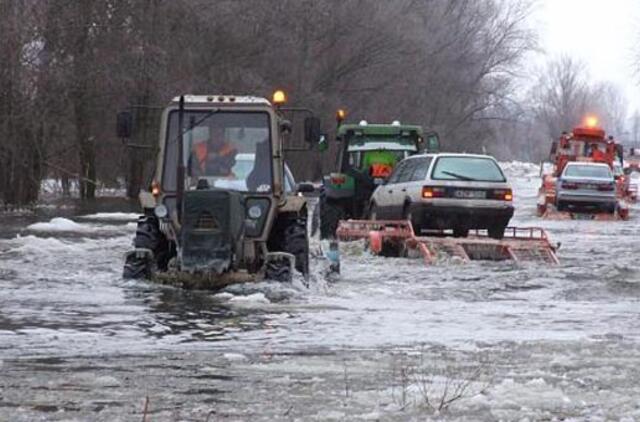 Šilutės-Rusnės kelio apsemtame ruože vandens lygis pakilo per 20 cm, eismas draudžiamas