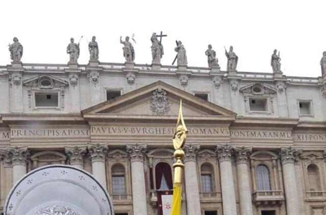 Vatikanas puola žiniasklaidą dėl paskalų apie Popiežiaus atsistatydinimą
