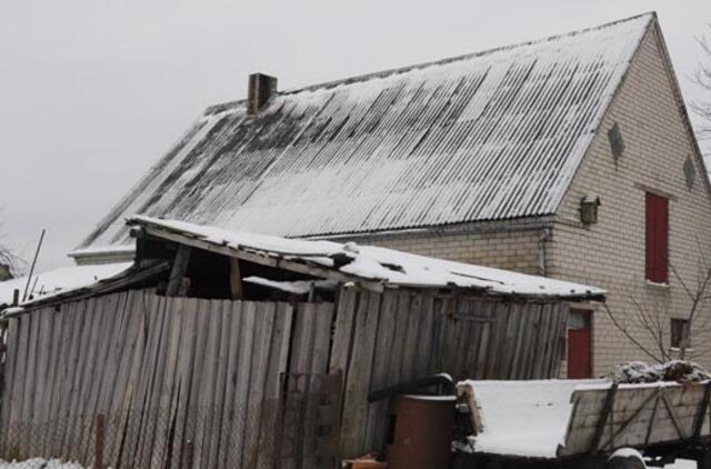 Asbestiniai stogai kaimuose dar pastovės