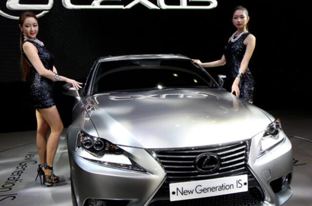 Automobilių gamintojai naujus modelius pristato Seulo parodoje