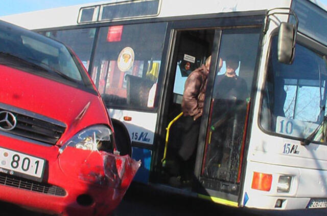 Avarijos metu sužalotas autobuse važiavęs senolis