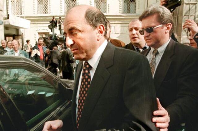 Borisas Berezovskis buvo rastas su raiščiu ant kaklo