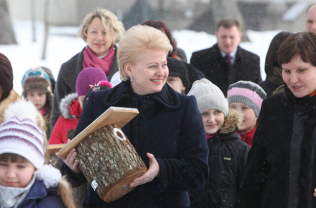 Dalia Grybauskaitė su vaikais iškėlė inkilus