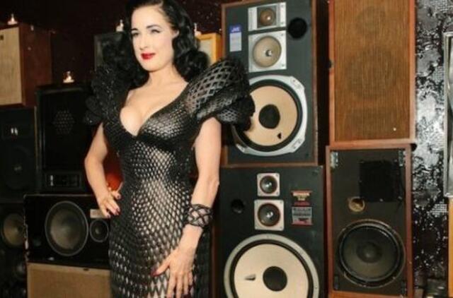 Ditai von Teese atspausdinta "trimatė" suknelė