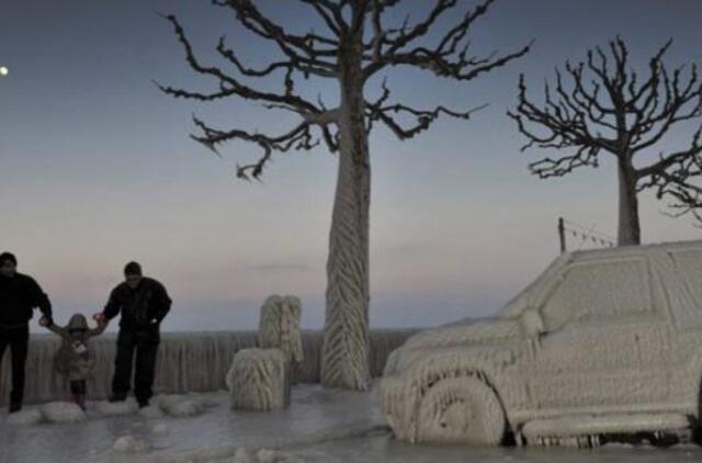 Estijoje salų gyventojai važinėja ledo keliais