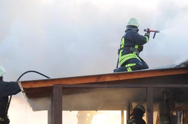 Gariūnuose užsiliepsnojo medinis namas