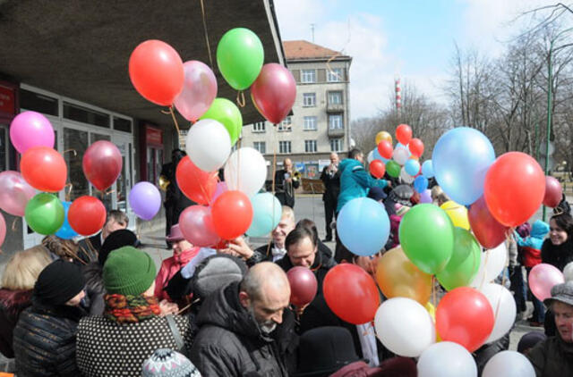 Į dangų pakilo 100 įvairiaspalvių balionų