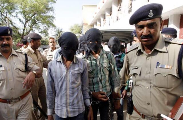 Indijos parlamentas patvirtino sugriežtintą įstatymą dėl seksualinės prievartos