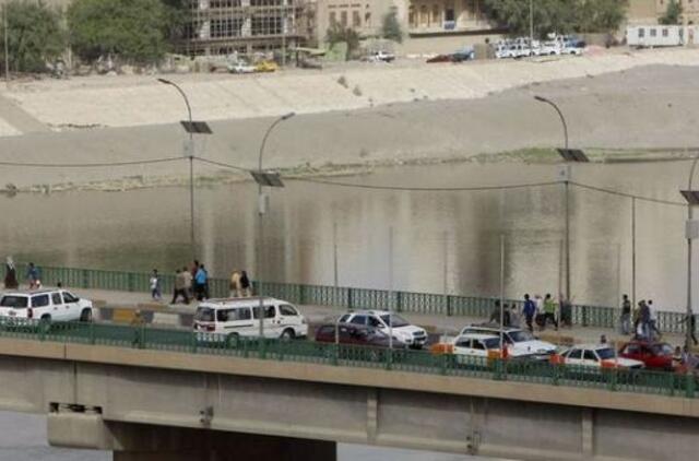 Irake nuskendus ant vandens plūduriuojančiam restoranui žuvo aštuoni žmonės