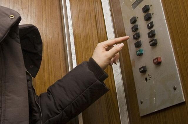 Įsitempė į lifto kabiną, prismaugė ir apiplėšė