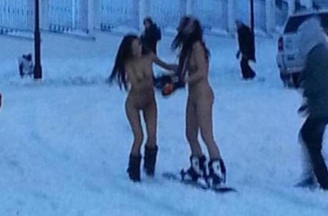 Kijeve dvi merginos čiuožė snieglentėmis Ievos kostiumais