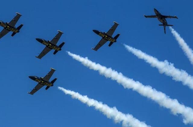 Malaizijos dangų raižė oro akrobatai