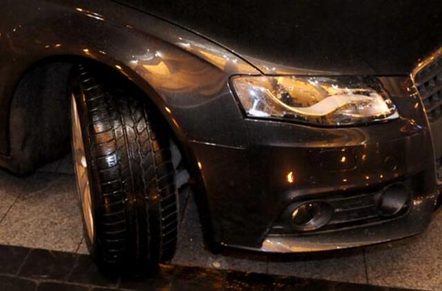 Naktį grupė neblaivių jaunuolių Panevėžyje suniokojo prabangų automobilį