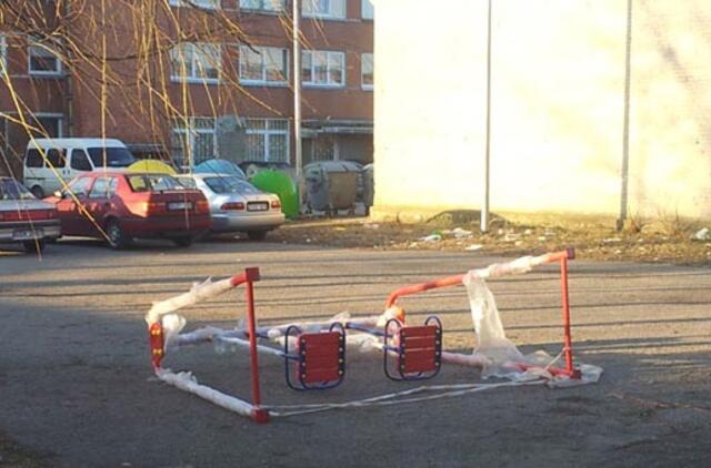 Naujas sūpynes pamiršo pritvirtinti