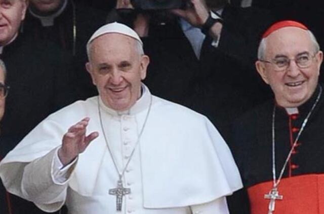 Nuodėmklausys apie popiežių: jis daug dirba, o popiet mėgsta pasišnekučiuoti