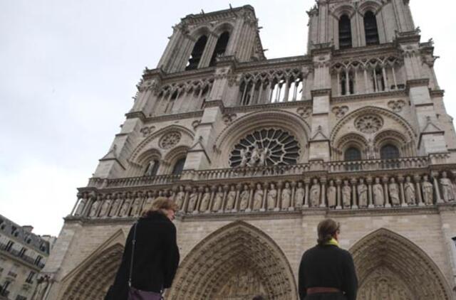 Paryžiuje suskambo nauji Dievo motinos katedros varpai