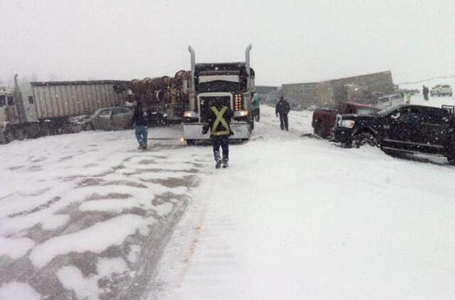 Per masinę autoavariją Kanadoje sužeista 100 žmonių