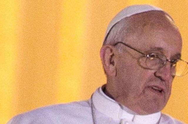 Popiežius Pranciškus neturi dalies plaučio