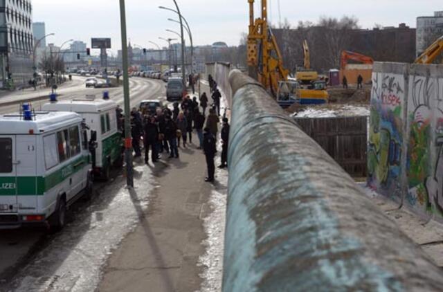Stebint protestuotojams nugriauta dalis Berlyno sienos