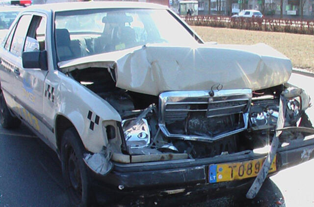 Taksi vairuotojas iš avarijos nepabėgo, nes buvo per girtas