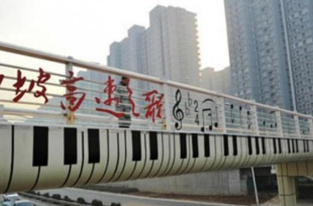 Tiltas virto milžinišku pianinu