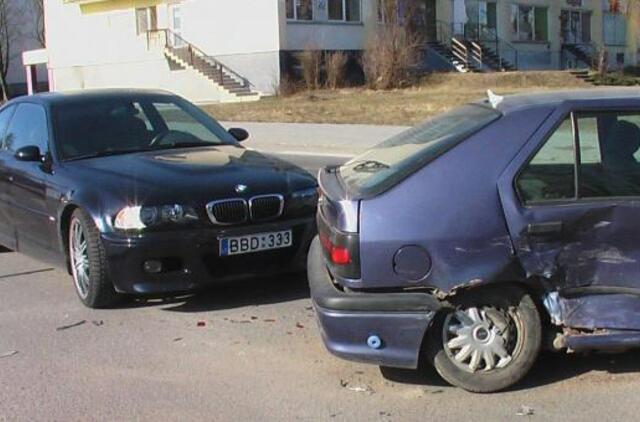 Trijų automobilių avarijos kaltininkas paspruko pėsčias