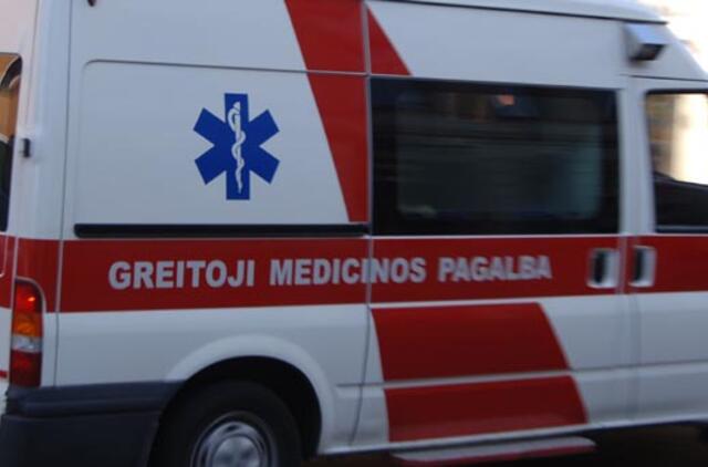 70 metų moteris ant variklio dangčio vežė 8-metį, po to jį pervažiavo