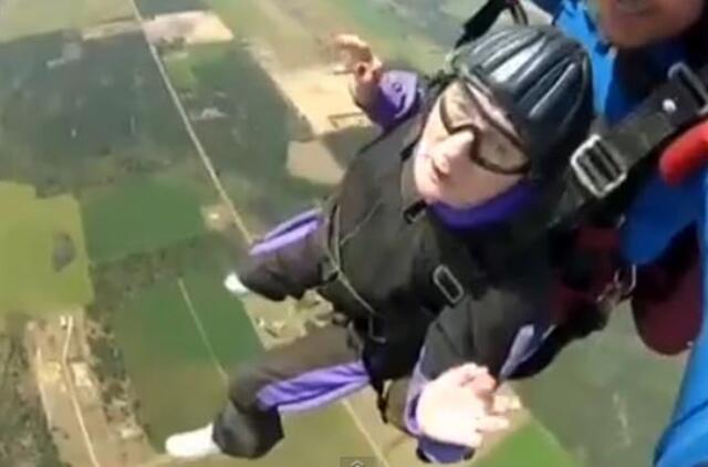 90-ąjį gimtadienį paminėjo šokdama parašiutu