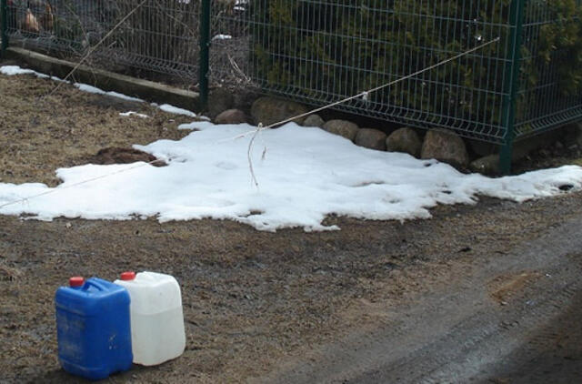 Du Šilutės gyventojai įkliuvo pareigūnams su namine degtine