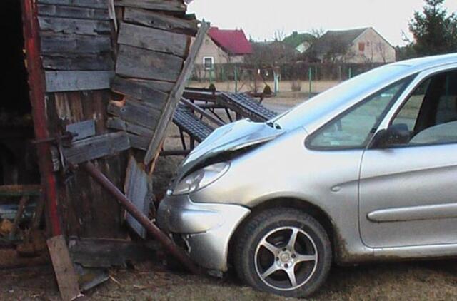 Girtas vyras įvairavo į kaimynės garažą