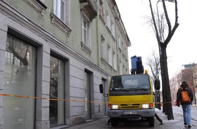 Herkaus Manto gatvėje byra namo stogas