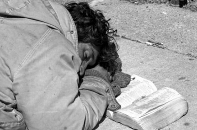 Kaimynai pasipiktinę: netekęs namų, apsigyveno laiptinėje